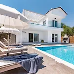Maridenia - Family Escape With Private Pool, By Zantewize *
